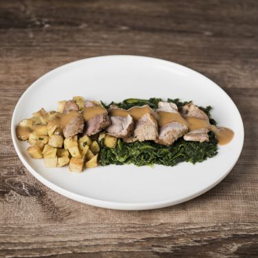 Mignon de porc épinards et pommes de terre rissolées sauce aux poivres